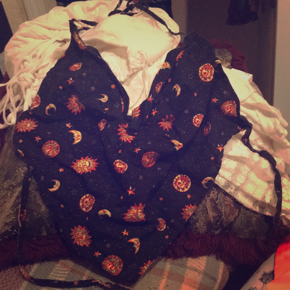V shaped cotton crop top with suns and moons